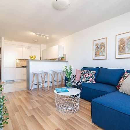 Navy Aesthetic Apartment With Balcony By Noclegi Renters Warsawa Bagian luar foto