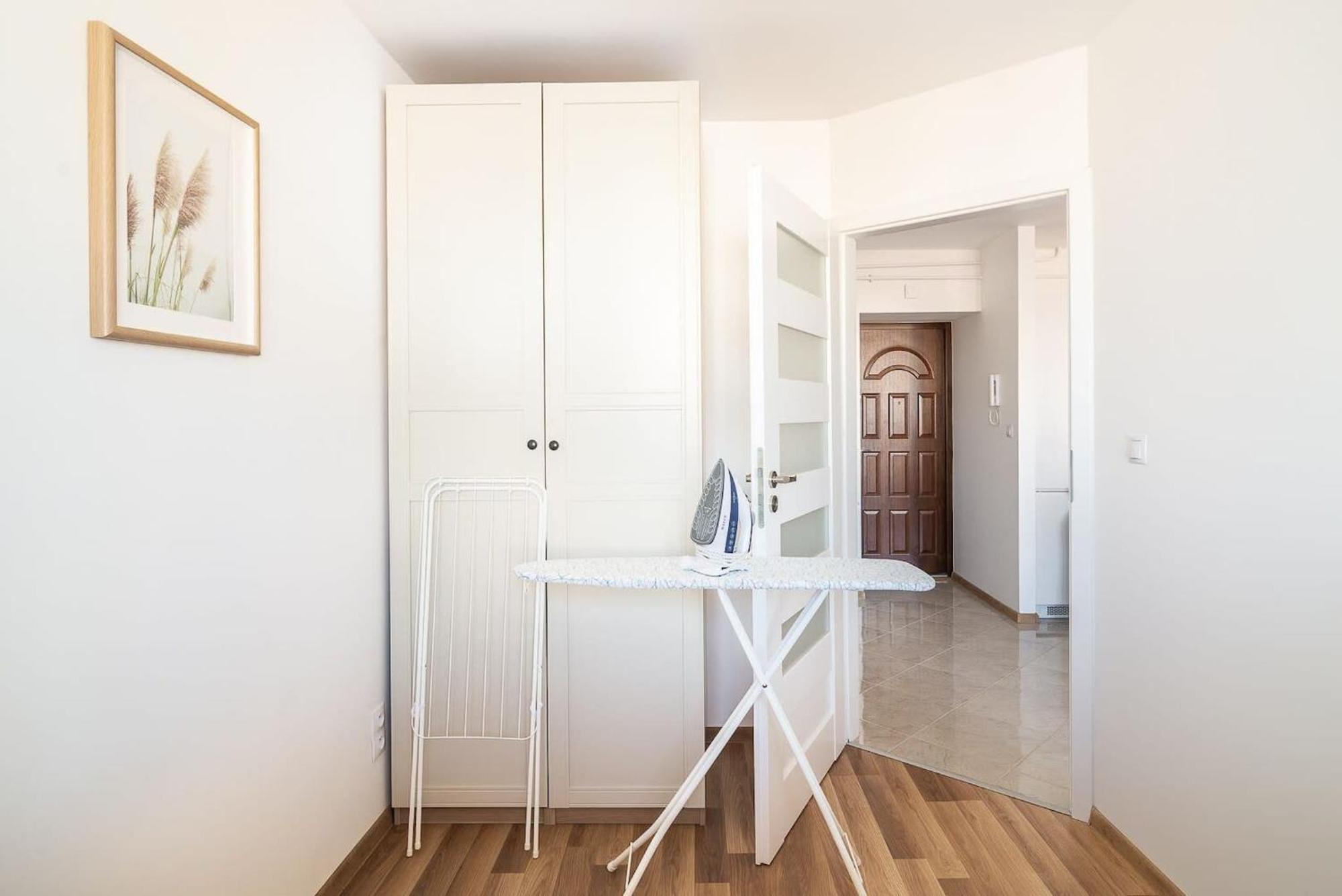 Navy Aesthetic Apartment With Balcony By Noclegi Renters Warsawa Bagian luar foto